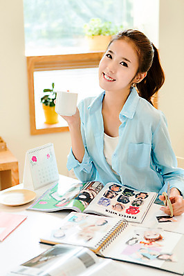 포토 JPG 식물 우먼라이프 라이프스타일 여자 행복 화분 여유 커피 창문 탁자 잔 가위 실내 한명 웃음 들기 사람 상반신 20대 성인 취미 라이프 앞모습 아웃포커스 책 컵 연필 한국인 달력 잡지 즐거움 스크랩 청년만 청년여자만 청년여자한명만 성인여자한명만 국내포토 1 식기 감정 음료 뷰포인트 가구 모션 문구용품 학용품 촬영기법 표정 동양인 청년 내부 생활 간행물 필기구 여자만 여자한명만 성인여자만 성인만 파일형식