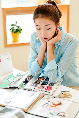 포토 JPG 식물 우먼라이프 라이프스타일 응시 여자 행복 화분 여유 창문 탁자 가위 실내 한명 사람 상반신 20대 성인 취미 라이프 앞모습 아웃포커스 책 연필 턱괴기 한국인 달력 잡지 즐거움 스크랩 청년만 청년여자만 청년여자한명만 성인여자한명만 국내포토 1 시선 감정 뷰포인트 가구 모션 문구용품 학용품 촬영기법 동양인 청년 내부 생활 간행물 필기구 여자만 여자한명만 성인여자만 성인만 파일형식