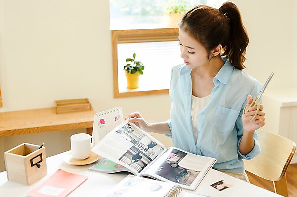 포토 JPG 식물 우먼라이프 라이프스타일 응시 여자 행복 화분 여유 창문 탁자 잔 가위 실내 한명 들기 사람 상반신 20대 성인 취미 라이프 앞모습 아웃포커스 책 컵 연필 펜 한국인 달력 잡지 즐거움 연필꽂이 가위질 스크랩 청년만 청년여자만 청년여자한명만 성인여자한명만 국내포토 1 식기 시선 감정 뷰포인트 가구 모션 문구용품 학용품 가위_도구 촬영기법 동양인 청년 내부 생활 간행물 필기구 여자만 여자한명만 성인여자만 성인만 파일형식