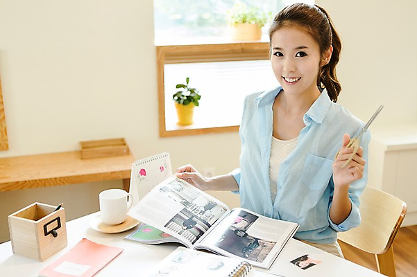 포토 JPG 식물 우먼라이프 라이프스타일 여자 행복 화분 여유 창문 탁자 잔 가위 실내 한명 웃음 들기 사람 상반신 20대 성인 취미 라이프 앞모습 아웃포커스 책 컵 연필 펜 한국인 달력 잡지 즐거움 연필꽂이 가위질 스크랩 청년만 청년여자만 청년여자한명만 성인여자한명만 국내포토 1 식기 감정 뷰포인트 가구 모션 문구용품 학용품 가위_도구 촬영기법 표정 동양인 청년 내부 생활 간행물 필기구 여자만 여자한명만 성인여자만 성인만 파일형식