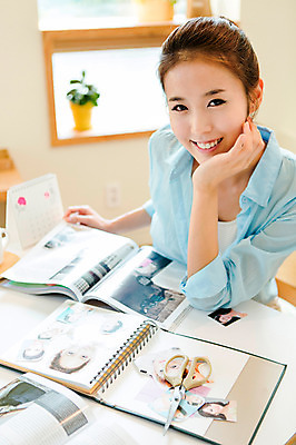 포토 JPG 식물 우먼라이프 라이프스타일 여자 행복 화분 여유 창문 탁자 가위 실내 한명 웃음 사람 상반신 20대 성인 취미 라이프 앞모습 아웃포커스 책 연필 턱괴기 한국인 달력 잡지 즐거움 스크랩 청년만 청년여자만 청년여자한명만 성인여자한명만 국내포토 1 감정 뷰포인트 가구 모션 문구용품 학용품 촬영기법 표정 동양인 청년 내부 생활 간행물 필기구 여자만 여자한명만 성인여자만 성인만 파일형식