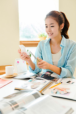 포토 JPG 식물 우먼라이프 라이프스타일 응시 여자 행복 화분 여유 창문 탁자 잔 가위 실내 한명 웃음 들기 사람 상반신 20대 성인 취미 라이프 아웃포커스 책 컵 연필 한국인 달력 잡지 즐거움 가위질 스크랩 청년만 청년여자만 청년여자한명만 성인여자한명만 국내포토 1 식기 시선 감정 가구 모션 문구용품 학용품 가위_도구 촬영기법 표정 동양인 청년 내부 생활 간행물 필기구 여자만 여자한명만 성인여자만 성인만 파일형식