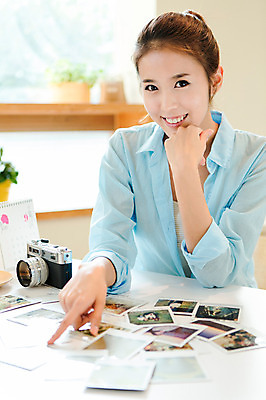 포토 JPG 식물 우먼라이프 라이프스타일 여자 행복 화분 여유 창문 탁자 실내 한명 웃음 사람 손짓 상반신 20대 성인 취미 라이프 앞모습 아웃포커스 카메라 사진촬영 턱괴기 한국인 달력 즐거움 폴라로이드 폴라로이드사진 청년만 청년여자만 청년여자한명만 성인여자한명만 국내포토 1 감정 뷰포인트 가구 모션 촬영기법 표정 동양인 청년 내부 생활 전자제품 촬영 여자만 여자한명만 성인여자만 성인만 파일형식