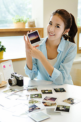 포토 JPG 식물 우먼라이프 라이프스타일 여자 행복 화분 여유 창문 탁자 실내 한명 웃음 들기 사람 상반신 20대 성인 취미 라이프 앞모습 아웃포커스 카메라 사진촬영 한국인 달력 즐거움 폴라로이드 폴라로이드사진 청년만 청년여자만 청년여자한명만 성인여자한명만 국내포토 1 감정 뷰포인트 가구 모션 촬영기법 표정 동양인 청년 내부 생활 전자제품 촬영 여자만 여자한명만 성인여자만 성인만 파일형식