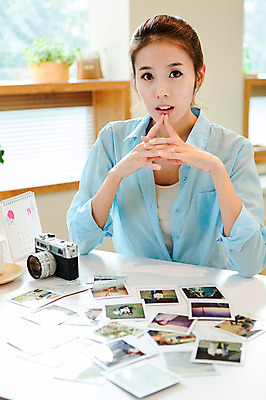 포토 JPG 식물 우먼라이프 라이프스타일 여자 행복 화분 여유 창문 탁자 실내 한명 사람 상반신 20대 성인 취미 라이프 앞모습 아웃포커스 카메라 사진촬영 한국인 달력 즐거움 폴라로이드 폴라로이드사진 청년만 청년여자만 청년여자한명만 성인여자한명만 국내포토 1 감정 뷰포인트 가구 촬영기법 동양인 청년 내부 생활 전자제품 촬영 여자만 여자한명만 성인여자만 성인만 파일형식