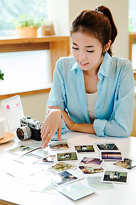 포토 JPG 식물 우먼라이프 라이프스타일 응시 여자 행복 화분 여유 창문 탁자 실내 한명 웃음 사람 상반신 20대 성인 취미 라이프 앞모습 아웃포커스 카메라 사진촬영 한국인 달력 즐거움 폴라로이드 폴라로이드사진 청년만 청년여자만 청년여자한명만 성인여자한명만 국내포토 1 시선 감정 뷰포인트 가구 촬영기법 표정 동양인 청년 내부 생활 전자제품 촬영 여자만 여자한명만 성인여자만 성인만 파일형식