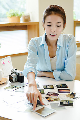 포토 JPG 식물 우먼라이프 라이프스타일 응시 여자 행복 화분 여유 창문 탁자 실내 한명 웃음 사람 상반신 20대 성인 취미 라이프 앞모습 아웃포커스 카메라 사진촬영 한국인 달력 즐거움 폴라로이드 폴라로이드사진 청년만 청년여자만 청년여자한명만 성인여자한명만 국내포토 1 시선 감정 뷰포인트 가구 촬영기법 표정 동양인 청년 내부 생활 전자제품 촬영 여자만 여자한명만 성인여자만 성인만 파일형식