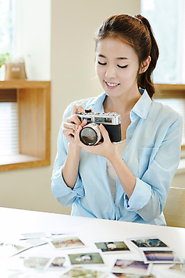 포토 JPG 우먼라이프 라이프스타일 응시 여자 행복 여유 창문 탁자 실내 한명 웃음 들기 사람 상반신 20대 성인 취미 라이프 앞모습 아웃포커스 카메라 사진촬영 한국인 즐거움 폴라로이드 폴라로이드사진 청년만 청년여자만 청년여자한명만 성인여자한명만 국내포토 1 시선 감정 뷰포인트 가구 모션 촬영기법 표정 동양인 청년 내부 생활 전자제품 촬영 여자만 여자한명만 성인여자만 성인만 파일형식