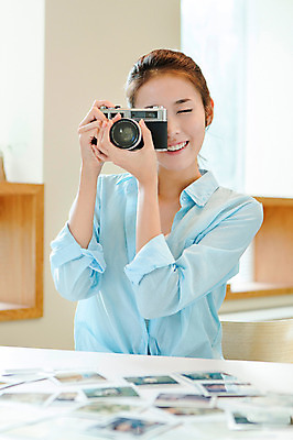 포토 JPG 우먼라이프 라이프스타일 여자 행복 여유 창문 탁자 실내 한명 웃음 들기 사람 상반신 20대 성인 취미 라이프 앞모습 아웃포커스 카메라 사진촬영 한국인 즐거움 폴라로이드 폴라로이드사진 청년만 청년여자만 청년여자한명만 성인여자한명만 국내포토 1 감정 뷰포인트 가구 모션 촬영기법 표정 동양인 청년 내부 생활 전자제품 촬영 여자만 여자한명만 성인여자만 성인만 파일형식