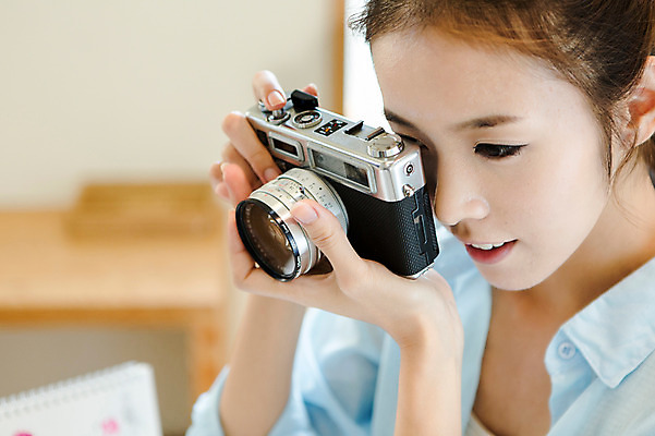 포토 JPG 우먼라이프 라이프스타일 여자 행복 여유 실내 한명 들기 사람 상반신 20대 성인 취미 라이프 옆모습 아웃포커스 카메라 사진촬영 한국인 즐거움 기념사진 청년만 청년여자만 청년여자한명만 성인여자한명만 국내포토 1 감정 뷰포인트 모션 촬영기법 동양인 청년 내부 생활 전자제품 촬영 여자만 여자한명만 성인여자만 성인만 파일형식