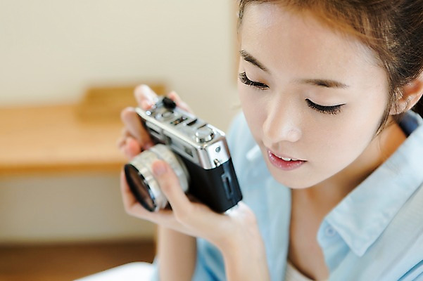 포토 JPG 우먼라이프 라이프스타일 여자 행복 여유 실내 한명 들기 사람 상반신 20대 성인 취미 라이프 아웃포커스 카메라 사진촬영 한국인 즐거움 기념사진 청년만 청년여자만 청년여자한명만 성인여자한명만 국내포토 1 감정 모션 촬영기법 동양인 청년 내부 생활 전자제품 촬영 여자만 여자한명만 성인여자만 성인만 파일형식