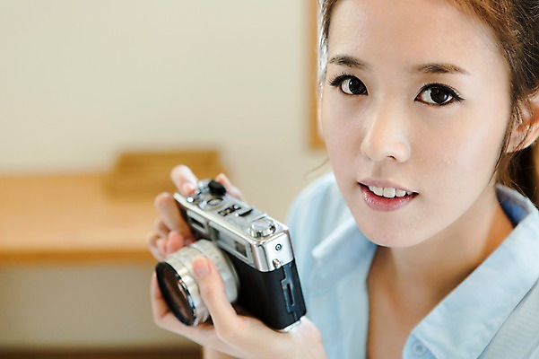 포토 JPG 우먼라이프 라이프스타일 여자 행복 여유 실내 한명 들기 사람 상반신 20대 성인 취미 라이프 앞모습 아웃포커스 카메라 사진촬영 한국인 즐거움 기념사진 청년만 청년여자만 청년여자한명만 성인여자한명만 국내포토 1 감정 뷰포인트 모션 촬영기법 동양인 청년 내부 생활 전자제품 촬영 여자만 여자한명만 성인여자만 성인만 파일형식