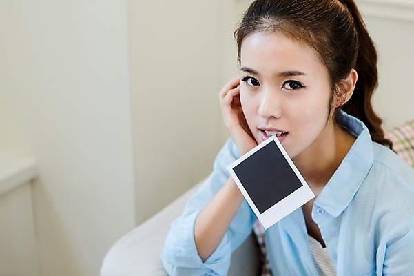 포토 JPG 우먼라이프 라이프스타일 여자 행복 여유 실내 한명 사람 상반신 20대 성인 취미 라이프 앞모습 아웃포커스 사진촬영 한국인 물기 즐거움 폴라로이드사진 청년만 청년여자만 청년여자한명만 성인여자한명만 국내포토 1 감정 뷰포인트 모션 촬영기법 동양인 청년 내부 생활 촬영 폴라로이드 여자만 여자한명만 성인여자만 성인만 파일형식