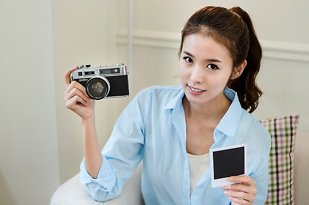 포토 JPG 우먼라이프 라이프스타일 여자 행복 여유 실내 한명 들기 사람 상반신 20대 성인 취미 라이프 앞모습 아웃포커스 카메라 사진촬영 한국인 즐거움 폴라로이드사진 청년만 청년여자만 청년여자한명만 성인여자한명만 국내포토 1 감정 뷰포인트 모션 촬영기법 동양인 청년 내부 생활 전자제품 촬영 폴라로이드 여자만 여자한명만 성인여자만 성인만 파일형식