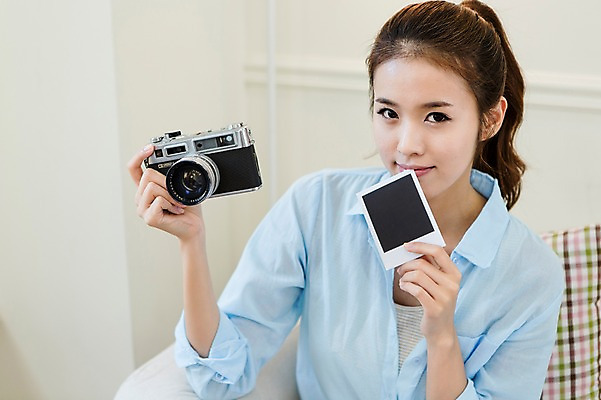 포토 JPG 우먼라이프 라이프스타일 여자 행복 여유 실내 한명 들기 사람 상반신 20대 성인 취미 라이프 앞모습 아웃포커스 카메라 사진촬영 한국인 즐거움 폴라로이드사진 청년만 청년여자만 청년여자한명만 성인여자한명만 국내포토 1 감정 뷰포인트 모션 촬영기법 동양인 청년 내부 생활 전자제품 촬영 폴라로이드 여자만 여자한명만 성인여자만 성인만 파일형식