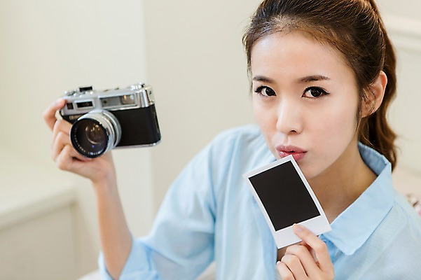 포토 JPG 우먼라이프 라이프스타일 여자 행복 여유 실내 한명 웃음 들기 사람 상반신 20대 성인 취미 라이프 앞모습 아웃포커스 카메라 사진촬영 한국인 즐거움 폴라로이드사진 청년만 청년여자만 청년여자한명만 성인여자한명만 국내포토 1 감정 뷰포인트 모션 촬영기법 표정 동양인 청년 내부 생활 전자제품 촬영 폴라로이드 여자만 여자한명만 성인여자만 성인만 파일형식