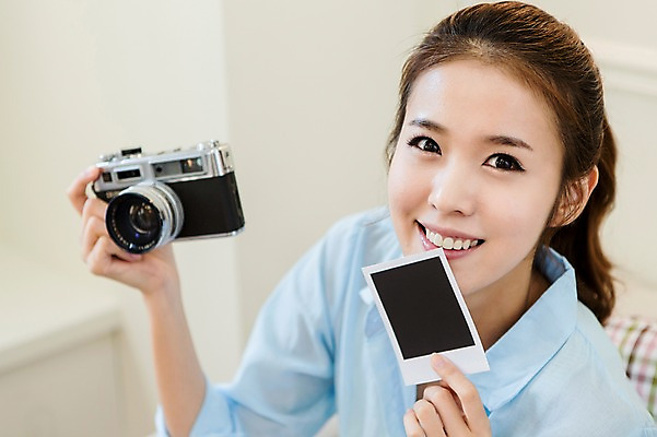 포토 JPG 우먼라이프 라이프스타일 여자 행복 여유 실내 한명 웃음 들기 사람 상반신 20대 성인 취미 라이프 앞모습 아웃포커스 카메라 사진촬영 한국인 즐거움 폴라로이드사진 청년만 청년여자만 청년여자한명만 성인여자한명만 국내포토 1 감정 뷰포인트 모션 촬영기법 표정 동양인 청년 내부 생활 전자제품 촬영 폴라로이드 여자만 여자한명만 성인여자만 성인만 파일형식