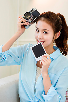 포토 JPG 우먼라이프 라이프스타일 여자 행복 여유 실내 한명 웃음 들기 사람 상반신 20대 성인 취미 라이프 앞모습 카메라 사진촬영 한국인 즐거움 폴라로이드사진 청년만 청년여자만 청년여자한명만 성인여자한명만 국내포토 1 감정 뷰포인트 모션 표정 동양인 청년 내부 생활 전자제품 촬영 폴라로이드 여자만 여자한명만 성인여자만 성인만 파일형식