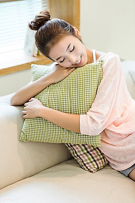 포토 JPG 우먼라이프 라이프스타일 여자 행복 여유 쿠션 안기 휴식 실내 한명 웃음 사람 앉기 상반신 20대 성인 취미 라이프 앞모습 소파 눈감음 한국인 즐거움 청년만 청년여자만 청년여자한명만 성인여자한명만 국내포토 1 감정 뷰포인트 컨셉 의자 모션 표정 동양인 청년 내부 생활 여자만 여자한명만 성인여자만 성인만 파일형식