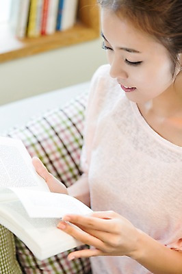 포토 JPG 우먼라이프 라이프스타일 응시 여자 행복 여유 쿠션 실내 한명 들기 사람 상반신 20대 성인 취미 라이프 옆모습 아웃포커스 책 소파 독서 한국인 즐거움 청년만 청년여자만 청년여자한명만 성인여자한명만 국내포토 1 시선 감정 뷰포인트 의자 모션 촬영기법 동양인 청년 내부 생활 여자만 여자한명만 성인여자만 성인만 파일형식