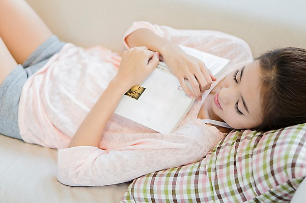 포토 JPG 우먼라이프 라이프스타일 여자 행복 여유 쿠션 실내 한명 사람 상반신 20대 성인 취미 라이프 옆모습 책 소파 눕기 독서 눈감음 한국인 잠 즐거움 청년만 청년여자만 청년여자한명만 성인여자한명만 국내포토 1 감정 뷰포인트 의자 모션 동양인 청년 내부 생활 여자만 여자한명만 성인여자만 성인만 파일형식