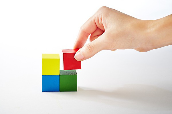 포토 JPG 스튜디오촬영 모양 도형 손 어린이교육 교육 컬러 놀이 한손 실내 한명 들기 신체부위 컬러풀 장난감 놀이용품 사각형 블록 국내포토 1 모션 사람 내부 오브젝트 파일형식