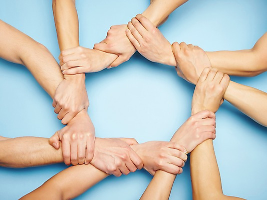 포토 JPG 스튜디오촬영 모양 도형 손 어린이교육 교육 놀이 실내 손짓 여러명 신체부위 손잡기 국내포토 다수 모션 사람 내부 파일형식