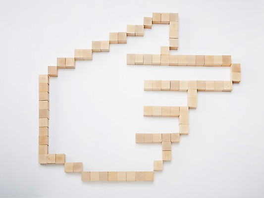 포토 JPG 스튜디오촬영 모양 도형 어린이교육 교육 손가락 놀이 실내 손짓 사람없음 장난감 놀이용품 블록 가리킴 오브젝트 교구 손모양 나무블록 국내포토 손 모션 내부 목재 파일형식 손_신체부위