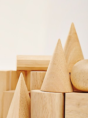 포토 JPG 스튜디오촬영 모양 도형 어린이교육 교육 놀이 실내 사람없음 아웃포커스 장난감 놀이용품 블록 삼각형 오브젝트 교구 원뿔 원통 나무블록 국내포토 촬영기법 내부 목재 파일형식