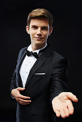 포토 JPG 스튜디오촬영 서양인 외국인 해외기획촬영 2012년태국 남자 모션 검은배경 실내 한명 서기 사람 정장 턱시도 손짓 상반신 20대 성인 앞모습 고급 손내밀기 연미복 청년만 청년남자만 청년남자한명만 성인남자한명만 국내포토 1 옷 뷰포인트 백그라운드 컨셉 인종 청년 내부 검은색 남자만 남자한명만 성인남자만 성인만 파일형식