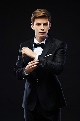 포토 JPG 스튜디오촬영 서양인 외국인 해외기획촬영 2012년태국 남자 검은배경 실내 한명 서기 사람 정장 턱시도 상반신 20대 성인 앞모습 고급 연미복 몸단장 청년만 청년남자만 청년남자한명만 성인남자한명만 국내포토 1 옷 뷰포인트 백그라운드 컨셉 모션 인종 청년 내부 검은색 남자만 남자한명만 성인남자만 성인만 파일형식