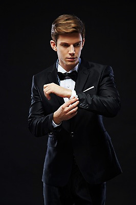 포토 JPG 스튜디오촬영 서양인 외국인 해외기획촬영 2012년태국 남자 검은배경 실내 한명 서기 사람 정장 턱시도 상반신 20대 성인 앞모습 고급 연미복 몸단장 청년만 청년남자만 청년남자한명만 성인남자한명만 국내포토 1 옷 뷰포인트 백그라운드 컨셉 모션 인종 청년 내부 검은색 남자만 남자한명만 성인남자만 성인만 파일형식