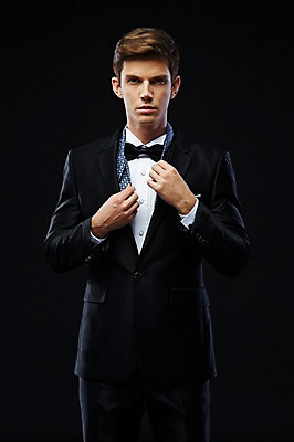 포토 JPG 스튜디오촬영 서양인 외국인 해외기획촬영 2012년태국 남자 검은배경 실내 한명 서기 사람 정장 턱시도 상반신 20대 성인 앞모습 고급 연미복 몸단장 청년만 청년남자만 청년남자한명만 성인남자한명만 국내포토 1 옷 뷰포인트 백그라운드 컨셉 모션 인종 청년 내부 검은색 남자만 남자한명만 성인남자만 성인만 파일형식