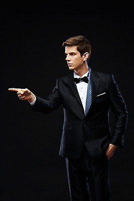 포토 JPG 스튜디오촬영 서양인 외국인 해외기획촬영 응시 2012년태국 남자 포즈 모션 검은배경 실내 한명 서기 사람 정장 턱시도 손짓 상반신 20대 성인 가리킴 고급 연미복 청년만 청년남자만 청년남자한명만 성인남자한명만 국내포토 1 시선 옷 백그라운드 컨셉 인종 청년 내부 검은색 남자만 남자한명만 성인남자만 성인만 파일형식