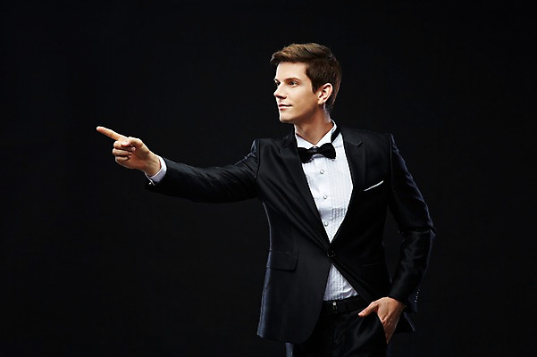 포토 JPG 스튜디오촬영 서양인 외국인 해외기획촬영 응시 2012년태국 남자 포즈 모션 검은배경 실내 한명 서기 사람 정장 턱시도 손짓 상반신 20대 성인 가리킴 고급 연미복 청년만 청년남자만 청년남자한명만 성인남자한명만 국내포토 1 시선 옷 백그라운드 컨셉 인종 청년 내부 검은색 남자만 남자한명만 성인남자만 성인만 파일형식