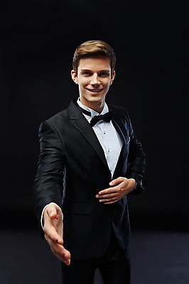 포토 JPG 스튜디오촬영 서양인 외국인 해외기획촬영 2012년태국 남자 모션 검은배경 악수 실내 한명 서기 웃음 사람 정장 턱시도 손짓 상반신 20대 성인 앞모습 고급 손내밀기 연미복 청년만 청년남자만 청년남자한명만 성인남자한명만 국내포토 1 옷 뷰포인트 백그라운드 컨셉 표정 인종 청년 내부 검은색 남자만 남자한명만 성인남자만 성인만 파일형식