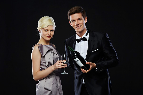 포토 JPG 스튜디오촬영 서양인 외국인 백인 해외기획촬영 커플 2012년태국 드레스 여자 남자 커플라이프 와인잔 검은배경 잔 실내 웃음 들기 사람 정장 턱시도 상반신 20대 성인 두명 앞모습 컵 와인 붓기 고급 병 음주 와인병 연미복 청년만 성인만 국내포토 라이프스타일 식기 옷 뷰포인트 백그라운드 컨셉 술잔 관계 모션 병_용기 주류 표정 인종 청년 내부 검은색 파일형식