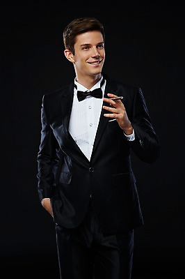 포토 JPG 스튜디오촬영 서양인 외국인 해외기획촬영 2012년태국 남자 검은배경 흡연 담배 실내 한명 서기 웃음 들기 사람 정장 턱시도 상반신 20대 성인 앞모습 고급 연미복 청년만 청년남자만 청년남자한명만 성인남자한명만 국내포토 1 옷 뷰포인트 백그라운드 컨셉 모션 표정 인종 청년 내부 검은색 남자만 남자한명만 성인남자만 성인만 파일형식