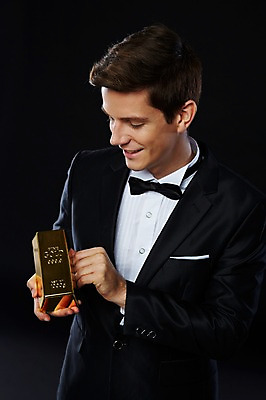 포토 JPG 스튜디오촬영 서양인 외국인 해외기획촬영 응시 2012년태국 남자 비즈니스 검은배경 실내 한명 웃음 들기 사람 정장 턱시도 상반신 20대 성인 금융 경제 고급 연미복 금괴 청년만 청년남자만 청년남자한명만 성인남자한명만 국내포토 1 시선 옷 백그라운드 컨셉 모션 표정 인종 청년 내부 검은색 황금 남자만 남자한명만 성인남자만 성인만 파일형식