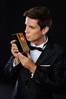 포토 JPG 스튜디오촬영 서양인 외국인 해외기획촬영 2012년태국 남자 비즈니스 검은배경 키스 실내 한명 들기 사람 정장 턱시도 상반신 20대 성인 금융 경제 고급 연미복 금괴 청년만 청년남자만 청년남자한명만 성인남자한명만 국내포토 1 옷 백그라운드 컨셉 모션 인종 청년 내부 검은색 황금 애정표현 남자만 남자한명만 성인남자만 성인만 파일형식