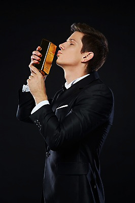 포토 JPG 스튜디오촬영 서양인 외국인 해외기획촬영 2012년태국 남자 비즈니스 검은배경 키스 실내 한명 들기 사람 정장 턱시도 상반신 20대 성인 옆모습 금융 경제 눈감음 고급 연미복 금괴 청년만 청년남자만 청년남자한명만 성인남자한명만 국내포토 1 옷 뷰포인트 백그라운드 컨셉 모션 인종 청년 내부 검은색 황금 애정표현 남자만 남자한명만 성인남자만 성인만 파일형식