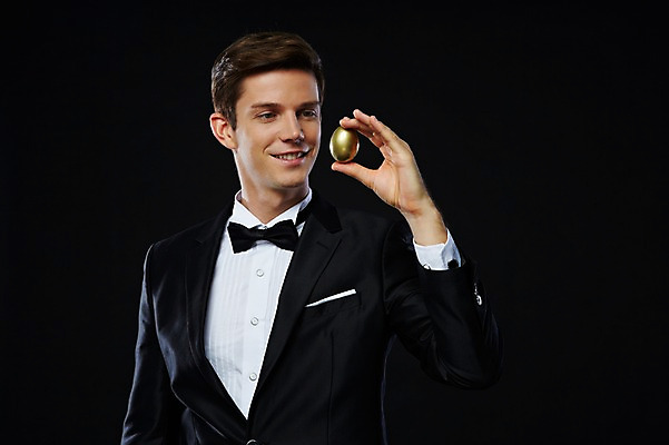 포토 JPG 스튜디오촬영 서양인 외국인 해외기획촬영 응시 2012년태국 남자 비즈니스 검은배경 실내 한명 웃음 들기 사람 정장 턱시도 상반신 20대 성인 앞모습 금융 경제 계란 알 고급 황금알 연미복 청년만 청년남자만 청년남자한명만 성인남자한명만 국내포토 1 시선 옷 뷰포인트 백그라운드 컨셉 모션 표정 인종 청년 내부 검은색 남자만 남자한명만 성인남자만 성인만 파일형식