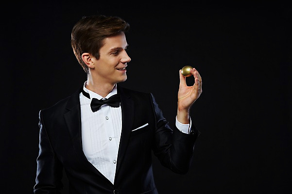 포토 JPG 스튜디오촬영 서양인 외국인 해외기획촬영 응시 2012년태국 남자 비즈니스 검은배경 실내 한명 웃음 들기 사람 정장 턱시도 상반신 20대 성인 금융 경제 계란 알 고급 황금알 연미복 청년만 청년남자만 청년남자한명만 성인남자한명만 국내포토 1 시선 옷 백그라운드 컨셉 모션 표정 인종 청년 내부 검은색 남자만 남자한명만 성인남자만 성인만 파일형식