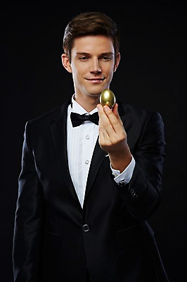 포토 JPG 스튜디오촬영 서양인 외국인 해외기획촬영 응시 2012년태국 남자 비즈니스 검은배경 실내 한명 웃음 들기 사람 정장 턱시도 상반신 20대 성인 앞모습 금융 경제 계란 알 고급 황금알 연미복 청년만 청년남자만 청년남자한명만 성인남자한명만 국내포토 1 시선 옷 뷰포인트 백그라운드 컨셉 모션 표정 인종 청년 내부 검은색 남자만 남자한명만 성인남자만 성인만 파일형식