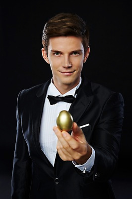 포토 JPG 스튜디오촬영 서양인 외국인 해외기획촬영 2012년태국 남자 비즈니스 검은배경 실내 한명 웃음 들기 사람 정장 턱시도 상반신 20대 성인 앞모습 금융 경제 계란 알 고급 황금알 연미복 청년만 청년남자만 청년남자한명만 성인남자한명만 국내포토 1 옷 뷰포인트 백그라운드 컨셉 모션 표정 인종 청년 내부 검은색 남자만 남자한명만 성인남자만 성인만 파일형식