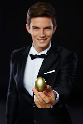 포토 JPG 스튜디오촬영 서양인 외국인 해외기획촬영 2012년태국 남자 비즈니스 검은배경 실내 한명 웃음 들기 사람 정장 턱시도 상반신 20대 성인 앞모습 아웃포커스 금융 경제 계란 알 고급 황금알 연미복 청년만 청년남자만 청년남자한명만 성인남자한명만 국내포토 1 옷 뷰포인트 백그라운드 컨셉 모션 촬영기법 표정 인종 청년 내부 검은색 남자만 남자한명만 성인남자만 성인만 파일형식