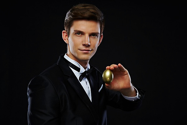 포토 JPG 스튜디오촬영 서양인 외국인 해외기획촬영 2012년태국 남자 비즈니스 검은배경 실내 한명 들기 사람 정장 턱시도 상반신 20대 성인 앞모습 금융 경제 계란 알 고급 황금알 연미복 청년만 청년남자만 청년남자한명만 성인남자한명만 국내포토 1 옷 뷰포인트 백그라운드 컨셉 모션 인종 청년 내부 검은색 남자만 남자한명만 성인남자만 성인만 파일형식