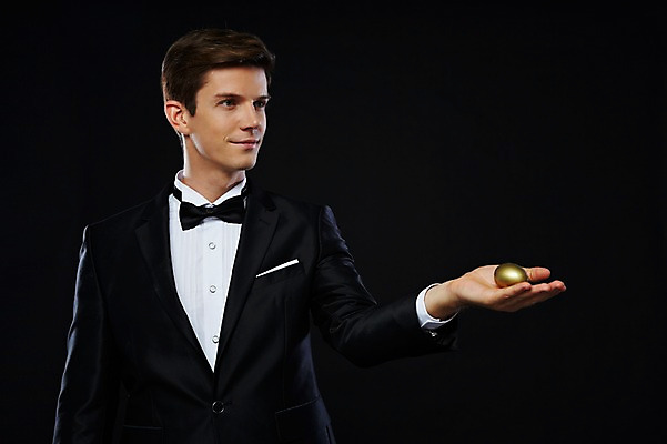 포토 JPG 스튜디오촬영 서양인 외국인 해외기획촬영 응시 2012년태국 남자 비즈니스 검은배경 실내 한명 들기 사람 정장 턱시도 상반신 20대 성인 앞모습 금융 경제 계란 알 고급 황금알 연미복 청년만 청년남자만 청년남자한명만 성인남자한명만 국내포토 1 시선 옷 뷰포인트 백그라운드 컨셉 모션 인종 청년 내부 검은색 남자만 남자한명만 성인남자만 성인만 파일형식