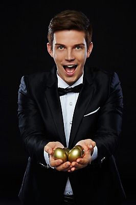 포토 JPG 스튜디오촬영 서양인 외국인 해외기획촬영 2012년태국 남자 비즈니스 검은배경 실내 한명 웃음 들기 사람 정장 턱시도 상반신 20대 성인 앞모습 금융 경제 계란 알 고급 황금알 연미복 청년만 청년남자만 청년남자한명만 성인남자한명만 국내포토 1 옷 뷰포인트 백그라운드 컨셉 모션 표정 인종 청년 내부 검은색 남자만 남자한명만 성인남자만 성인만 파일형식