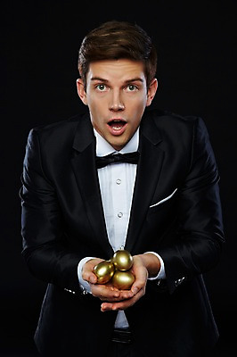 포토 JPG 스튜디오촬영 서양인 외국인 해외기획촬영 2012년태국 남자 비즈니스 검은배경 실내 한명 들기 사람 정장 턱시도 상반신 20대 성인 앞모습 금융 경제 계란 알 고급 황금알 연미복 청년만 청년남자만 청년남자한명만 성인남자한명만 국내포토 1 옷 뷰포인트 백그라운드 컨셉 모션 인종 청년 내부 검은색 남자만 남자한명만 성인남자만 성인만 파일형식